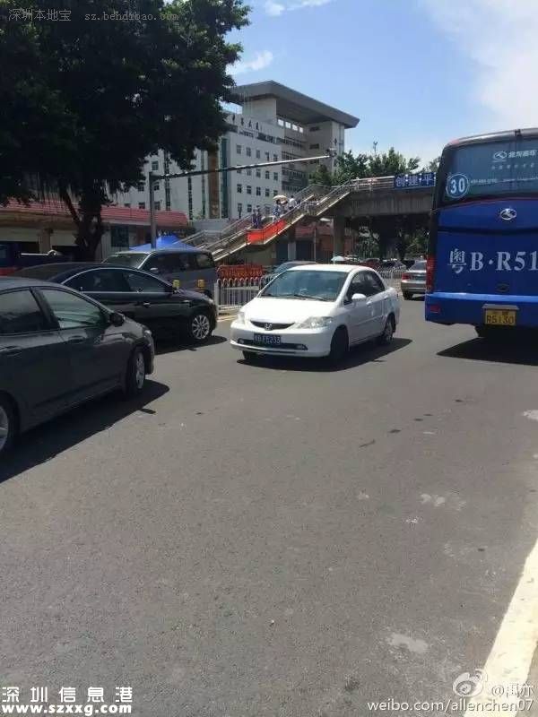 為躲避逆行小汽車 深圳(www.hnyueyi.com.cn)334路公交沖上人行道