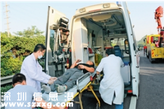 龍大高速路兩車追尾 司機(jī)被困駕駛室