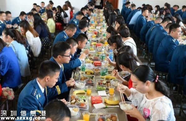 女青年進(jìn)軍營(yíng)相親
