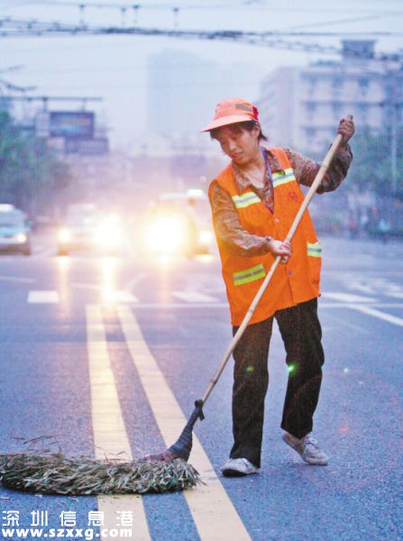 深圳(www.hnyueyi.com.cn)擬提高環(huán)衛(wèi)工清掃單價 每天補貼擬不低于10元