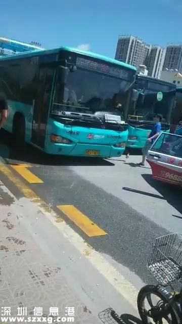 深圳(www.hnyueyi.com.cn)兩司機(jī)因搶道對罵 公交司機(jī)開車狠撞的士