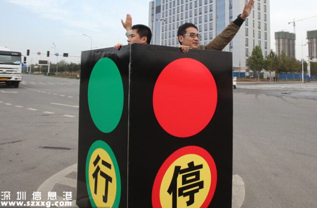 街頭現(xiàn)人體紅綠燈 這倆小伙子是誰？