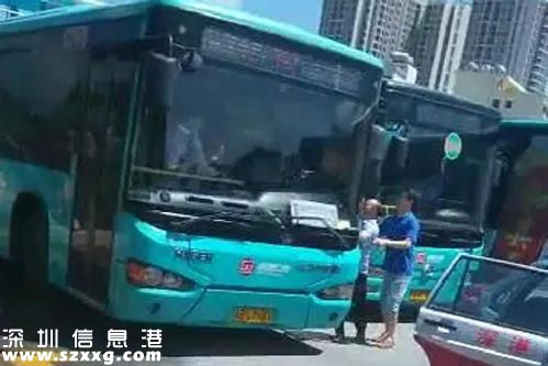 深圳(www.hnyueyi.com.cn)兩司機(jī)因搶道對罵 公交司機(jī)開車狠撞的士
