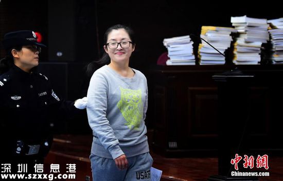 2015年10月29日消息，位于勝利廣場(chǎng)的合肥地標(biāo)性的雕塑“中國(guó)結(jié)”五年前為一項(xiàng)地下空間新項(xiàng)目的開(kāi)發(fā)搬遷。而開(kāi)發(fā)這個(gè)項(xiàng)目的投資人是“80”后上海女子張某和其哥哥。然而，2012年該項(xiàng)目突然停工，成了合肥有名的“爛尾”工程，開(kāi)發(fā)商跑路800多戶(hù)業(yè)主被騙3億余元。10月29日上午，80后“女老板”張某及其房地產(chǎn)有限公司因涉嫌合同詐騙，共同在合肥市中院受審。面對(duì)法官和公訴人的訊問(wèn)。從受審到結(jié)束，張某始終保持微笑。視覺(jué)中國(guó)