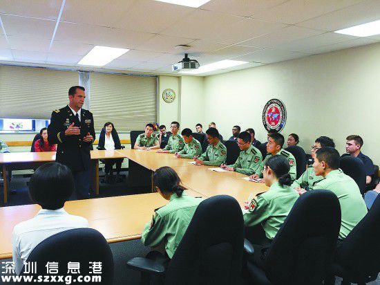 西點(diǎn)軍校外文系中文組的老師和清華大學(xué)國(guó)防生交流。