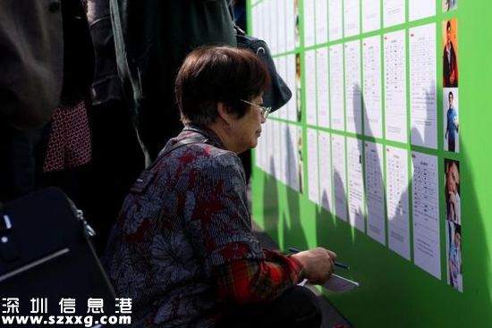 10月31日，羅店鎮(zhèn)艾瑪宮婚禮公園，一位阿姨蹲在地上抄寫單身人士的信息。