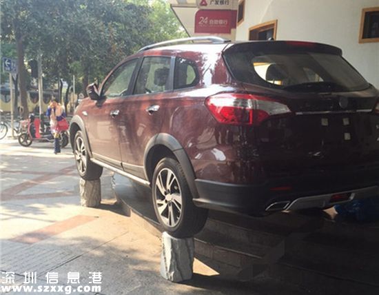 武漢車主為博關(guān)注把車停到石樁上 被拖走