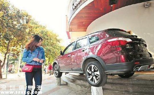 車停石樁上博關(guān)注 成功引起交警注意
