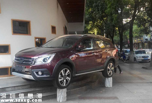 車停石樁上博關(guān)注 成功引起交警注意