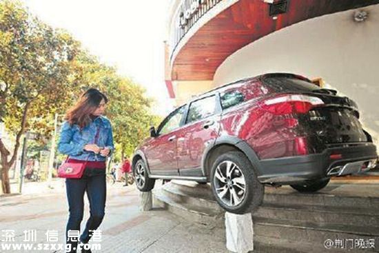 武漢車主為博關(guān)注把車停到石樁上 被拖走
