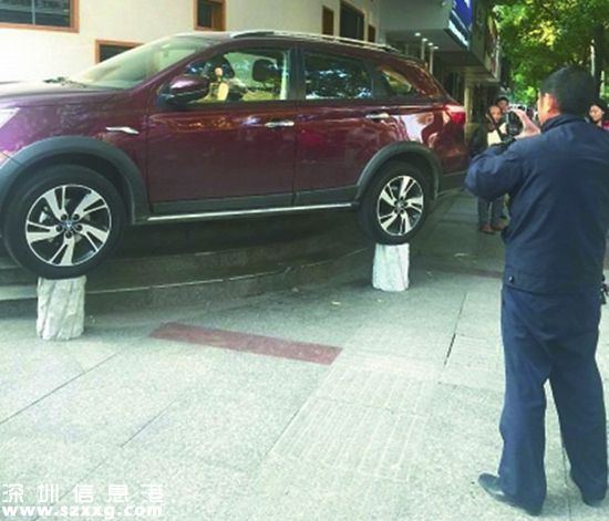 武漢車主為博關(guān)注把車停到石樁上 被拖走