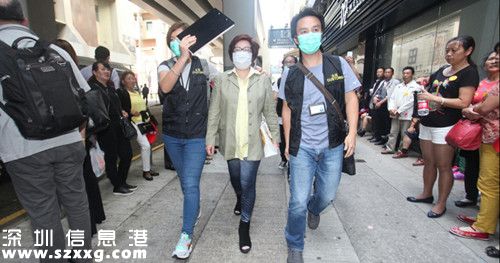 珠寶店女負責人被海關(guān)拘捕。圖自香港《明報》網(wǎng)站