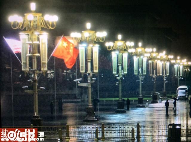 北京5000名中學(xué)生4時被送天安門 冒雨觀升旗