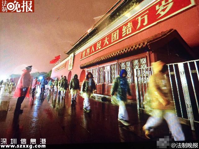 北京5000名中學(xué)生4時被送天安門 冒雨觀升旗