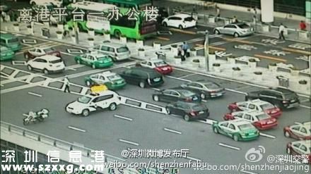 深圳(www.hnyueyi.com.cn)機(jī)場(chǎng)航站樓一車輛失控 撞交警摩托致起火