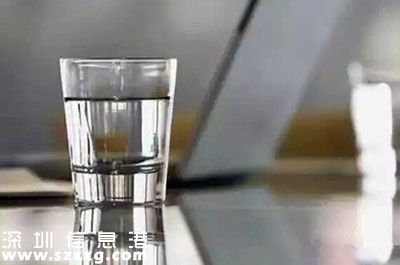 小伙為長壽不喝水