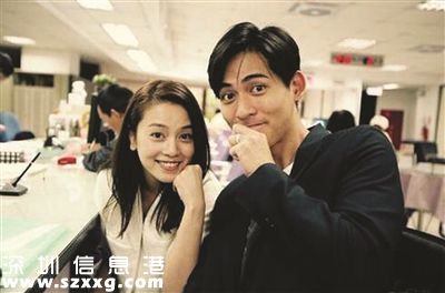 10日，周渝民曬出合影公開與喻虹淵已經(jīng)結(jié)婚的消息。周渝民寫道：“周太太真美！是的，我們結(jié)婚了。感謝各位朋友的祝福。”并曬出兩張合影，照片中兩人搞怪甜蜜，手指上的戒指非常搶鏡。