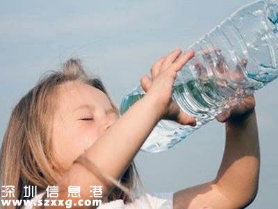 小伙為長壽不喝水