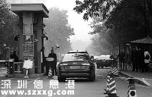 記者以掉頭為由駛?cè)胄呛訛承^(qū)，保安沒(méi)有阻攔