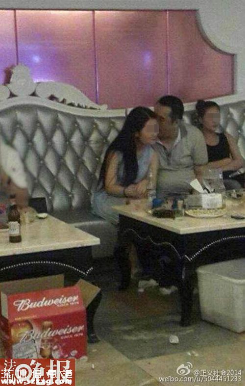 法晚深度即時(shí)報(bào)道(統(tǒng)籌執(zhí)行：朱順忠 記者 王選輝 實(shí)習(xí)生 施遠(yuǎn)圻)昨日，有網(wǎng)友在微博爆料稱，福建省漳州市漳浦縣法院少年庭庭長(zhǎng)陳毅東在豪華KTV“喝美酒叫小姐”，并曬出多張疑似其正在摟抱、親吻照片。今天上午，漳浦法院監(jiān)察室相關(guān)負(fù)責(zé)人告訴記者，網(wǎng)友爆料圖片中男子確為該院少年審判庭庭長(zhǎng)陳毅東，目前法院已經(jīng)介入調(diào)查此事。