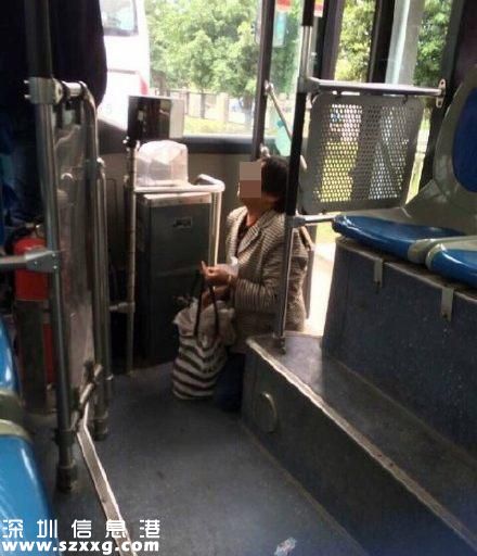 老人上車遭拒下跪嚇呆司機(jī) 老人帶活雞人生地不熟無(wú)助可憐