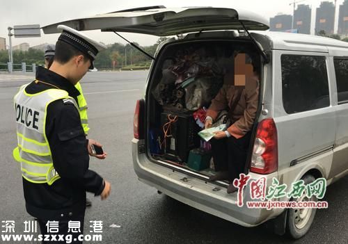 兒讓母親蜷縮汽車尾箱 母親為兒子求情