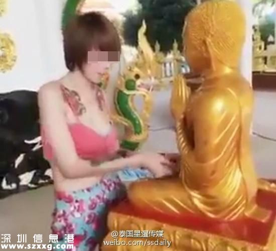 日前，泰國女孩穿著暴露去拜佛引起了網(wǎng)友責(zé)罵。眾所周知，在泰國進(jìn)寺廟一定要穿著得體，不小心穿短了還要拿個(gè)布遮一下。但是，這名泰國女子就穿著吊帶小短衣進(jìn)寺廟拜佛，還自己拍了視頻發(fā)到臉書上，稱在工作之余去為男星Por去祈福。這樣一來引得泰國網(wǎng)友熱議與責(zé)罵。（來源：國際在線）