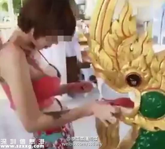 穿著暴露拜佛被罵，女子在參觀佛寺。