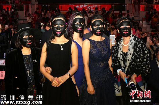2015年11月23日，上海舉辦千人敷面膜活動(dòng),現(xiàn)場(chǎng)參與活動(dòng)的男女賓客都涂上了黑色的面膜，最終在經(jīng)過官方確認(rèn)下獲吉尼斯世界紀(jì)錄證書。
