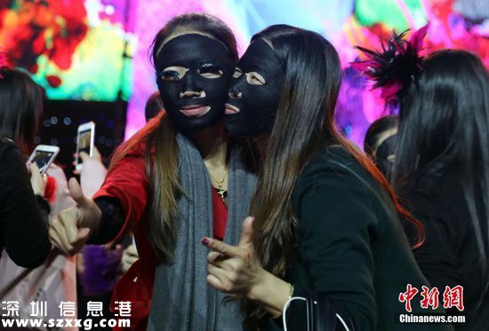 2015年11月23日，上海舉辦千人敷面膜活動(dòng),現(xiàn)場(chǎng)參與活動(dòng)的男女賓客都涂上了黑色的面膜，最終在經(jīng)過官方確認(rèn)下獲吉尼斯世界紀(jì)錄證書。