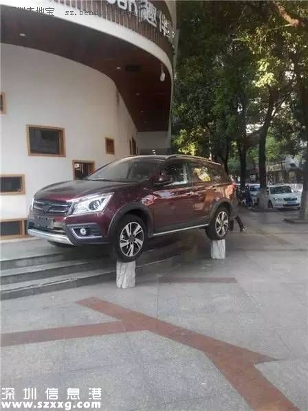 女司機(jī)霸氣停車 網(wǎng)友：她是怎么出來(lái)的？