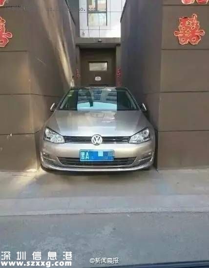 女司機(jī)霸氣停車 網(wǎng)友：她是怎么出來(lái)的？