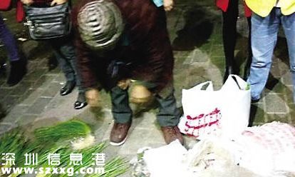 重慶城管幫老太賣菜再勸離