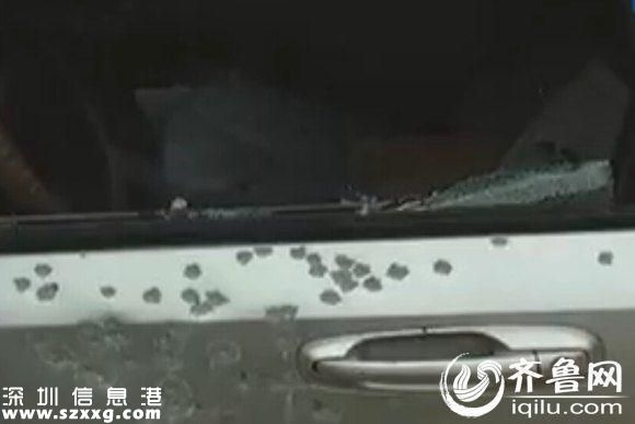 市民陳先生轎車車門全是彈孔，玻璃被炸碎。
