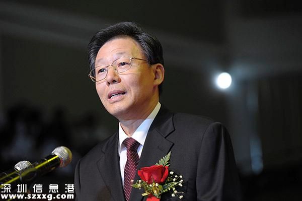 李學(xué)勇辭職疑與年齡有關(guān) 省委副書記石泰峰任代省長