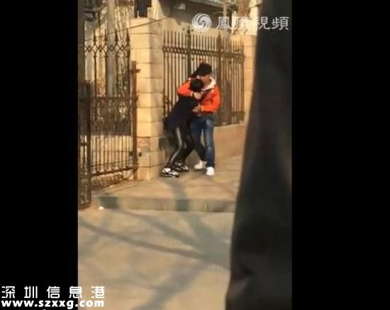 男子當(dāng)街暴打女友遭路人圍毆 女生用身體護(hù)男友