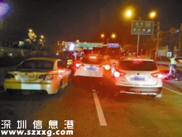 瘋狂小車深夜連撞5車致兩人受傷 車內(nèi)發(fā)現(xiàn)止咳水及砍刀