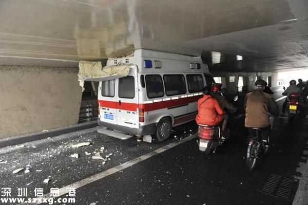 救護(hù)車隧道遭削頂被卡橋下