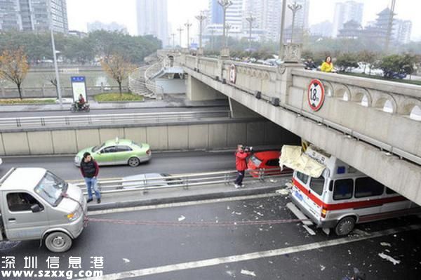 救護(hù)車隧道遭削頂被卡橋下