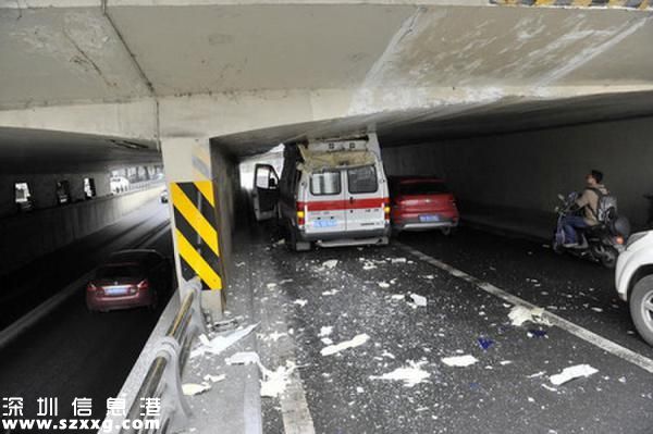 救護(hù)車隧道遭削頂被卡橋下