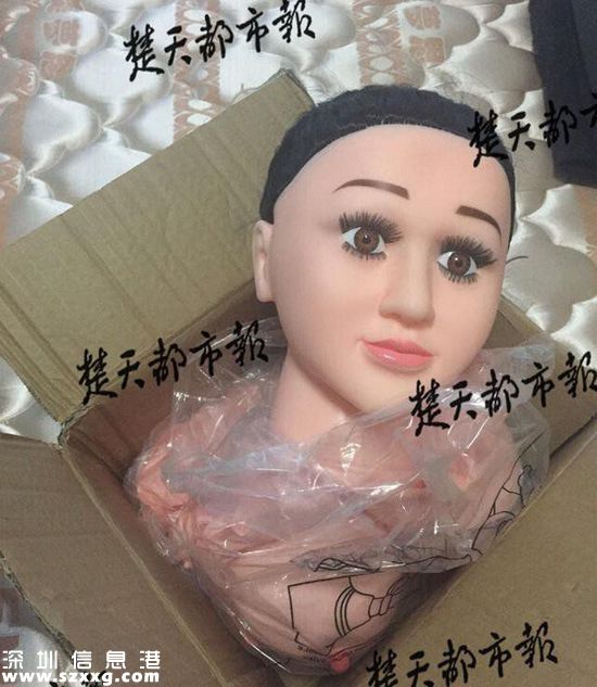 老頭購(gòu)充氣娃娃暖被窩 一充就漏氣簡(jiǎn)直像鬼(圖)