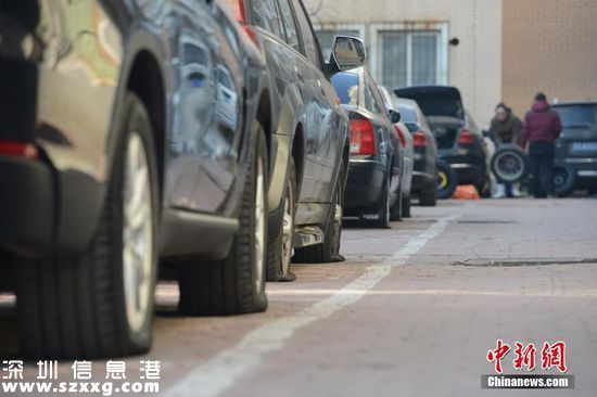 12月18日，遼寧省沈陽市于洪區(qū)紅田翠園內，兩百來輛私家車在園區(qū)內的車位內被扎了輪胎，受害車主們表示，此次案值在幾十萬元。讓車主鬧心的不僅是扎車人沒找到，向物業(yè)索賠也沒有結果。目前警方已介入調查。
