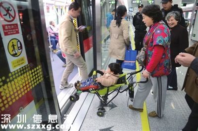 嬰兒車被卡<a href=http://www.hnyueyi.com.cn/shenzhen/ target=_blank class=infotextkey>深圳</a>(www.hnyueyi.com.cn)地鐵 關(guān)門之際嬰兒車被拉進(jìn)地鐵