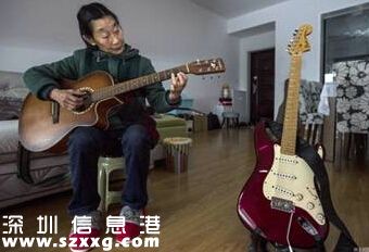 七旬婆婆酒吧駐唱 會彈吉他唱周華健費(fèi)翔的歌（組圖）