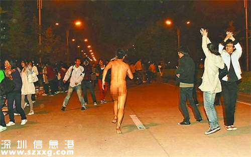 男子為轉(zhuǎn)運(yùn)裸奔800米 裸奔奇葩理由大盤點(diǎn)