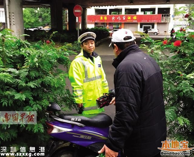 協(xié)警躲樹叢拍違法車輛 執(zhí)法方式遭質(zhì)疑