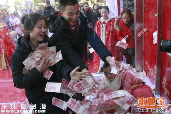 景區(qū)給游客發(fā)年終 游客隨便搶最多搶18300元