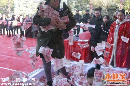 景區(qū)給游客發(fā)年終 游客隨便搶最多搶18300元