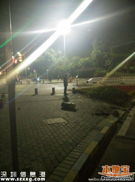 小車沖進樹叢四腳朝天 車內(nèi)人員制止路人拍照
