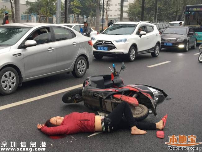 <a href=http://www.hnyueyi.com.cn/shenzhen/ target=_blank class=infotextkey>深圳</a>女子騎電動(dòng)車摔倒 倒地瞬間抱住孩子
